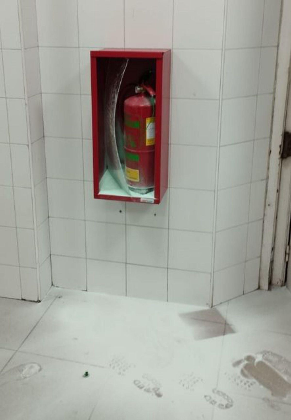 Aspecto de un extintor descargado en El Entrego.