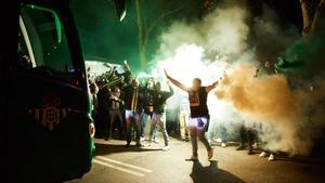 Fans del Betis reciben a su equipo en el estadio Benito Villamarín