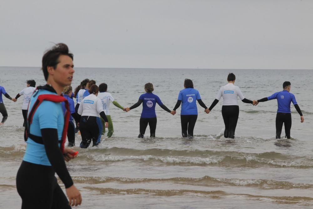 Jornada de surf solidario en Gijón