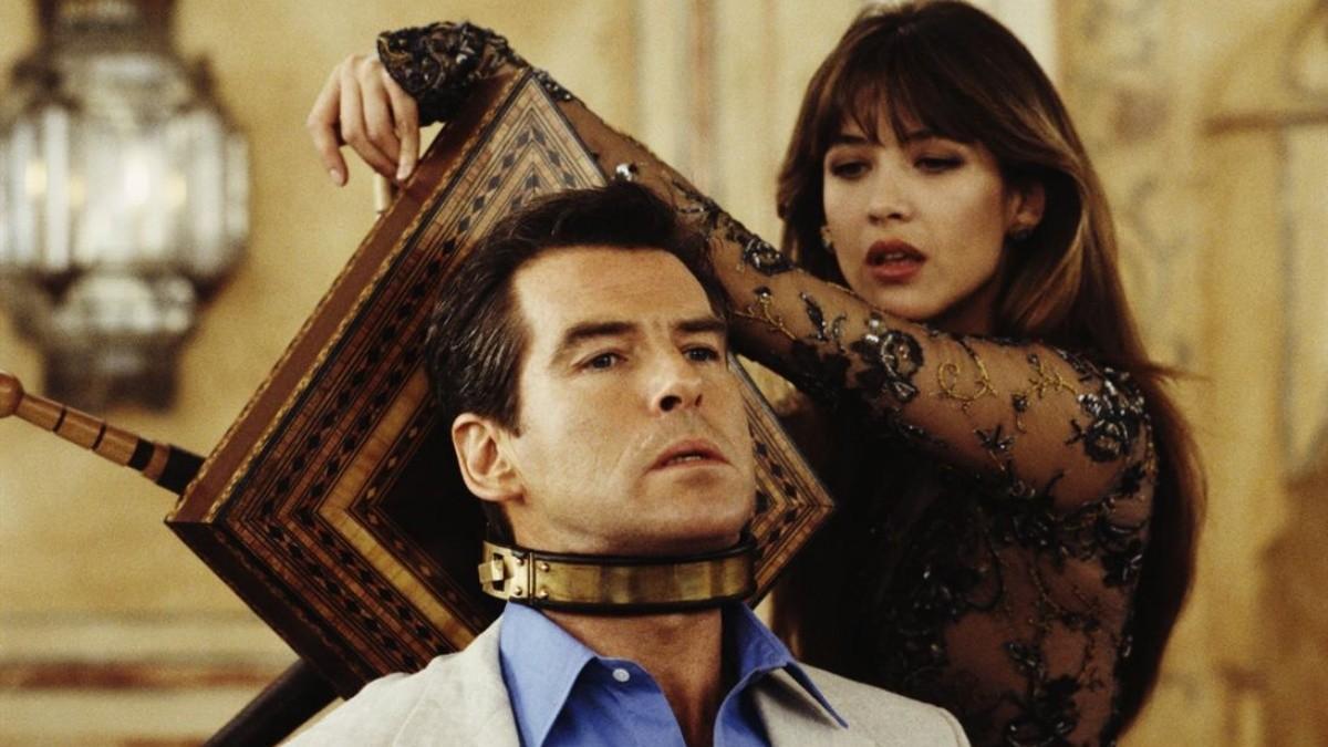 Pierce Brosnan protagoniza '007: El mundo nunca es suficiente'