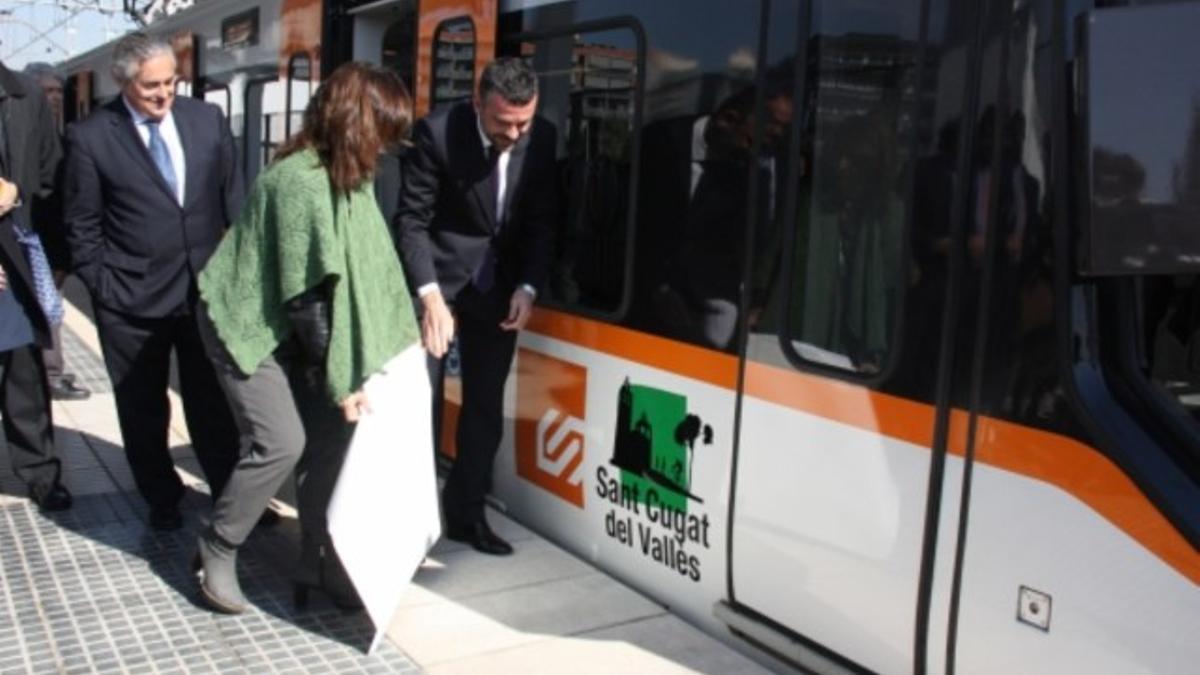 El Conseller Santi Vila bautiza dos de las nueve unidades de tren de la serie 113 que FGC incorpora a la línea del Vallès