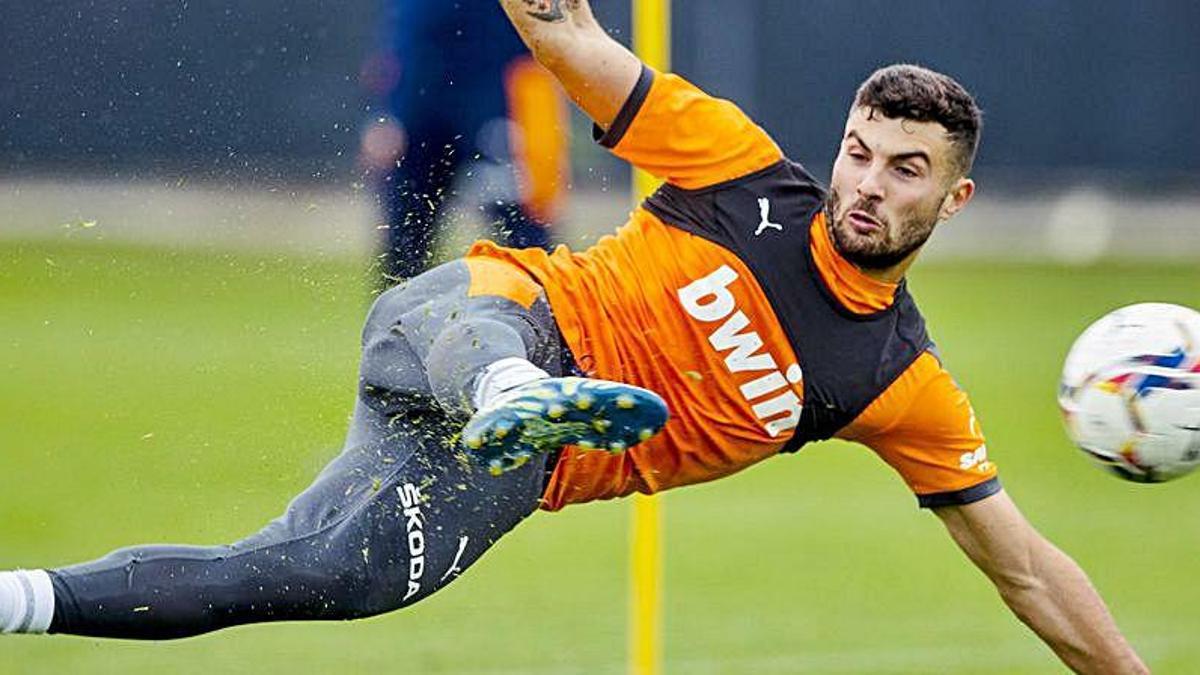 Remate de Cutrone en el entrenamiento del sábado.