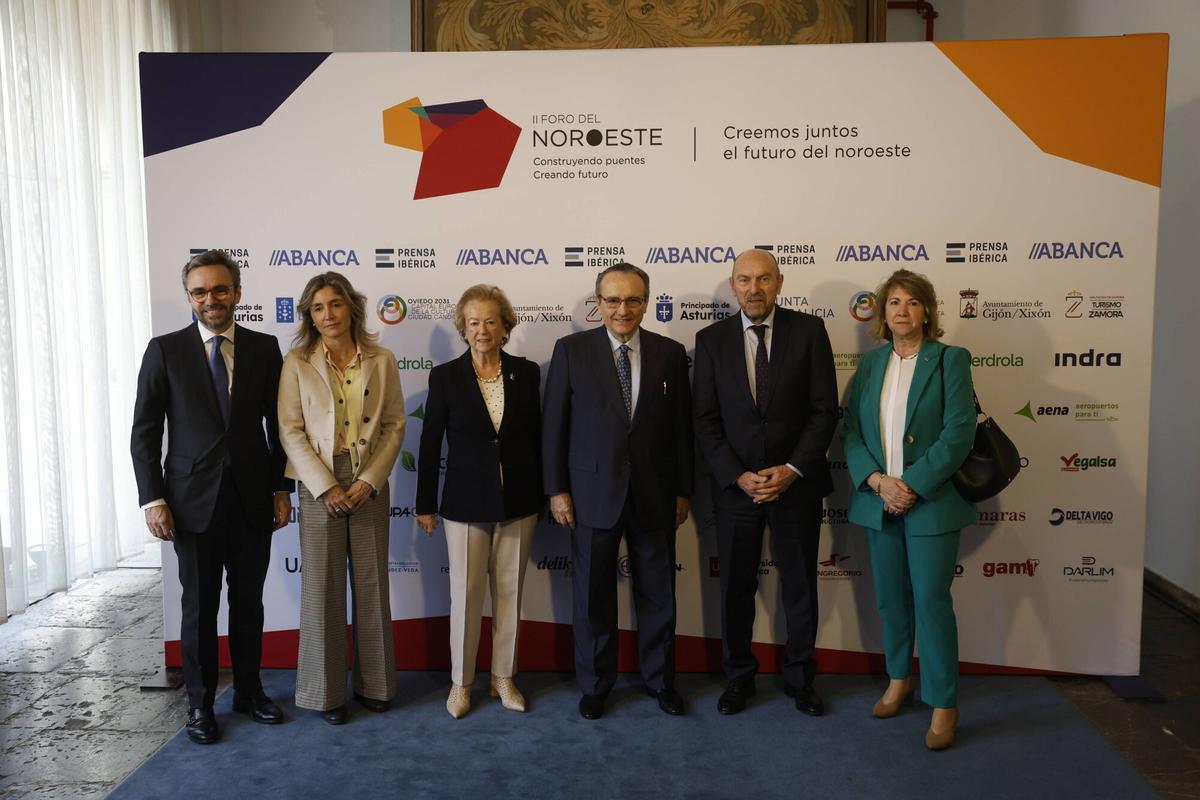 Por la izquierda, Aitor Moll, consejero delegado de Prensa Ibérica; Ainhoa Moll, adjunta a la presidencia y directora editorial de Prensa Ibérica; Arantza Sarasola, vicepresidenta de Prensa Ibérica; Javier Moll, presidente de Prensa Ibérica; Juan Cofiño, presidente de la Junta General del Principado; y Celia Fernández, vicepresidenta primera de la Junta General del Principado. Por la izquierda, Aitor Moll, consejero delegado de Prensa Ibérica; Ainhoa Moll, adjunta a la presidencia y directora editorial de Prensa Ibérica; Arantza Sarasola, vicepresidenta de Prensa Ibérica; Javier Moll, presidente de Prensa Ibérica; Juan Cofiño, presidente de la Junta General del Principado; y Celia Fernández, vicepresidenta primera de la Junta General del Principado.