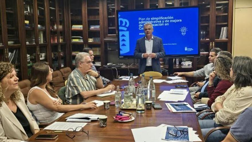 El Gobierno de Canarias lanza un plan para reducir la carga administrativa en colegios e institutos