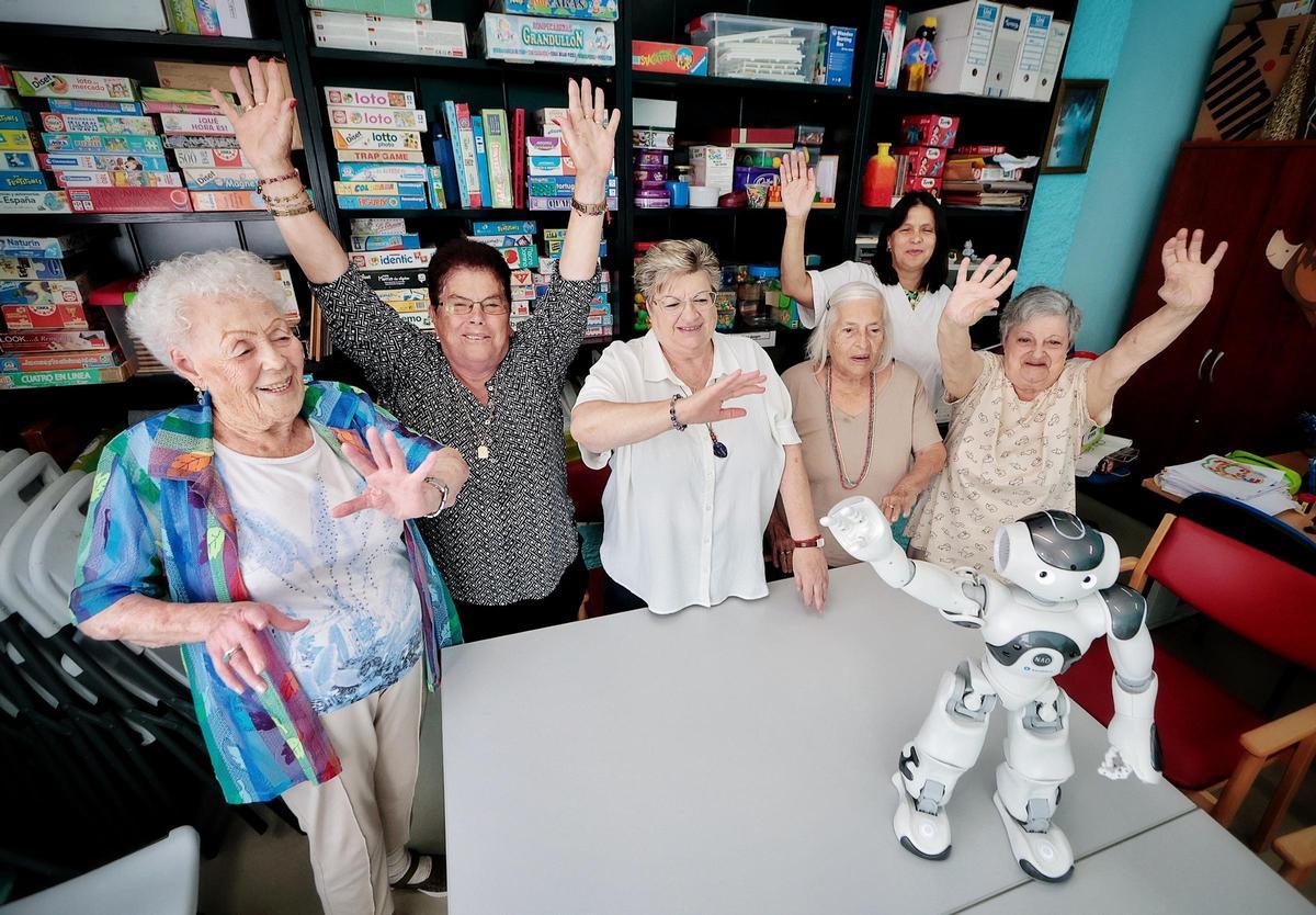 Acaymito y Estrellita, los robots que ayudan a animar a los mayores de La Laguna Acaymito y Estrellita, los robots que ayudan a animar a los mayores de La Laguna