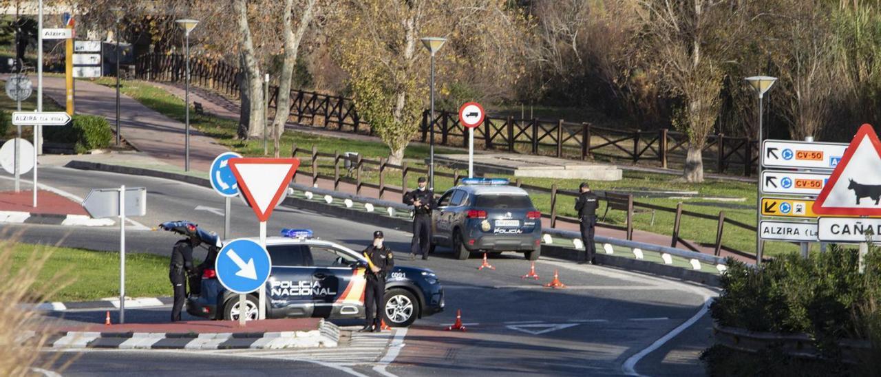 Control policial en uno de los accesos de Alzira, en una imagen de archivo. | PERALES IBORRA