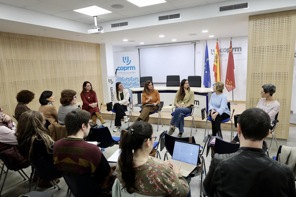 Margarita Villanueva, María López, Elena Navío, Lorena Belmonte, Ángeles Carrasco y Míriam López en la jornada de psicología.
