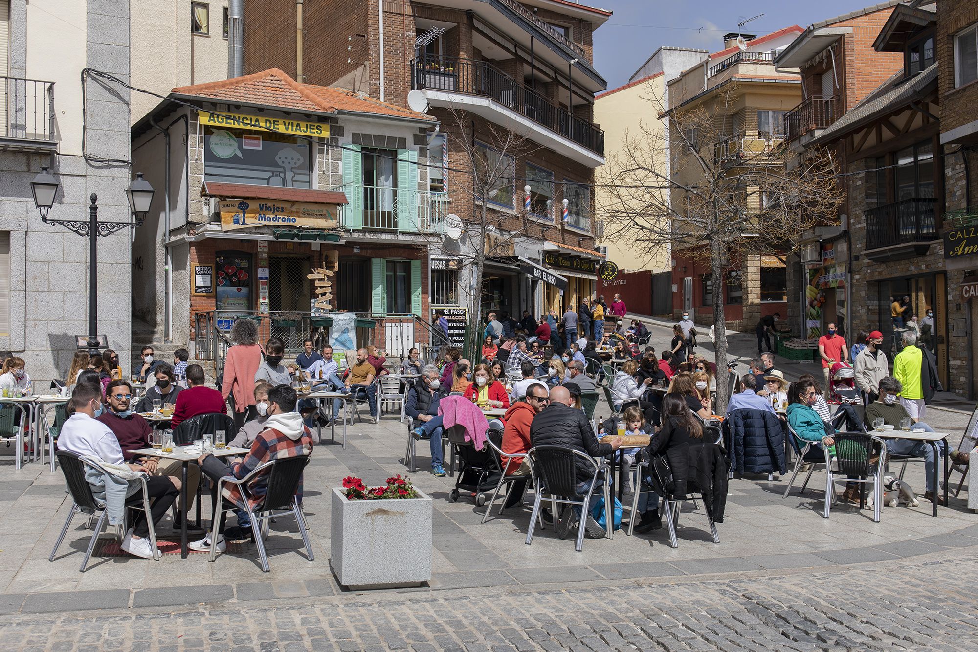 Archivo - Una terraza llena de gente durante el primer día del puente de Semana Santa, en Cercedilla, Madrid (España), a 1 de abril de 2021. Muchos madrileños visitan los diferentes pueblos de Madrid durante las vacaciones de Semana Santa debido al cierre