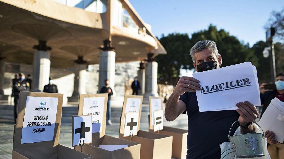 Protesta de los hosteleros
ante la Asamblea 
Regional.  Iván urquízar