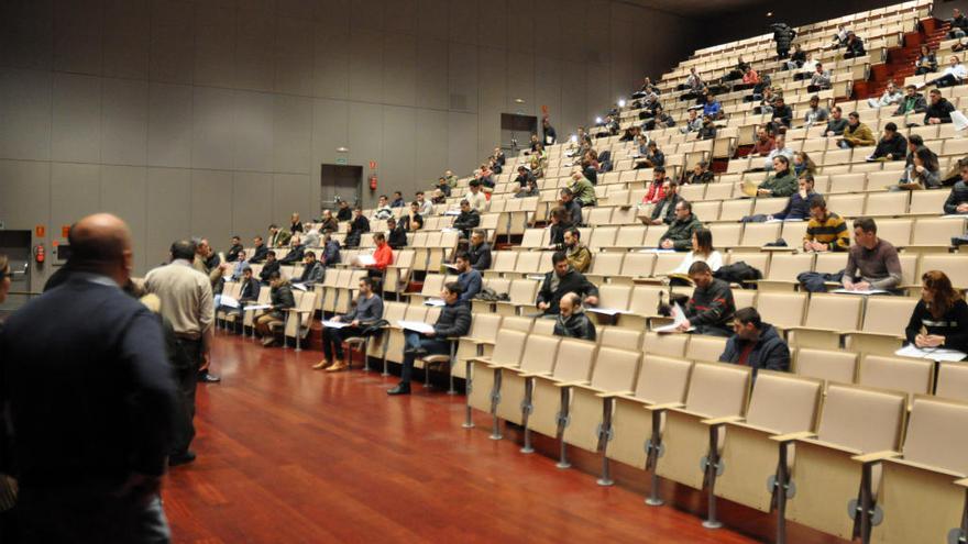 Aspirantes durante el examen celebrado esta mañana en el Auditorio de Vilagarcía de Arousa