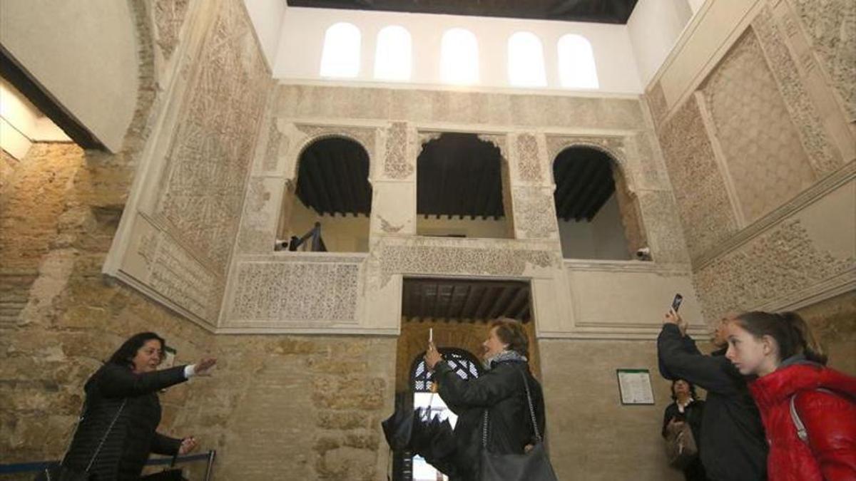 Turistas en la Sinagoga.