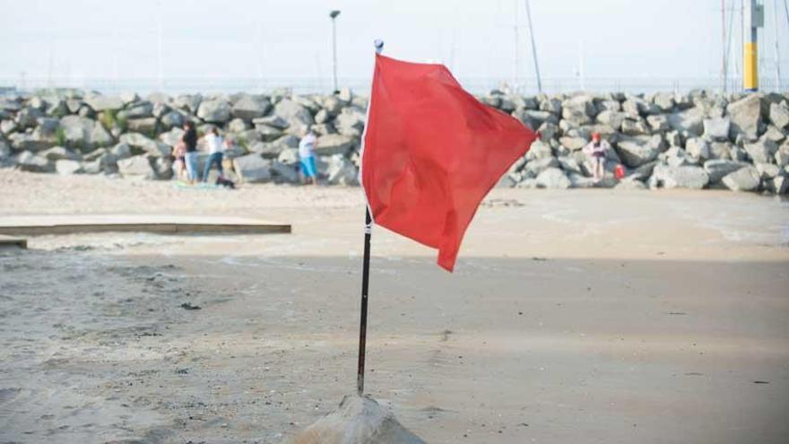 Bandera roja durante el cierre del arenal.