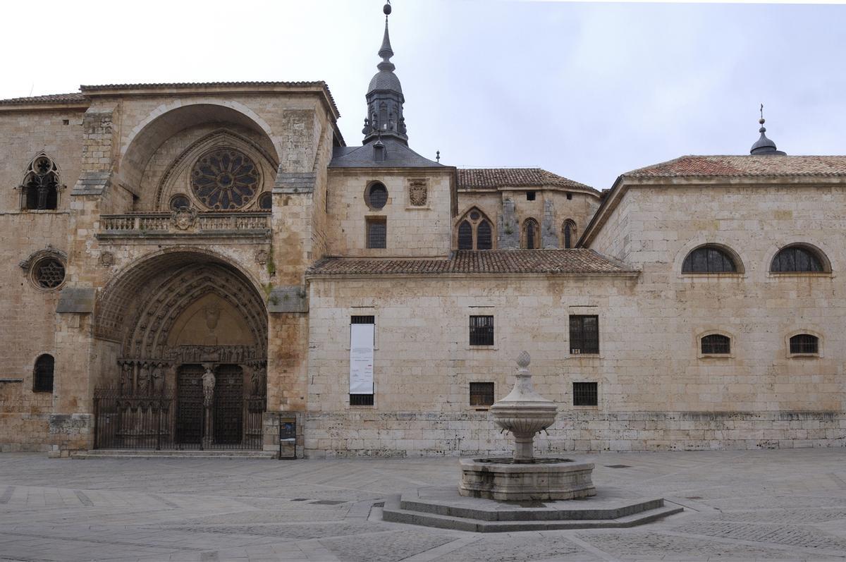 Tiene uno de los conjuntos históricos más interesantes de toda Castilla y León.