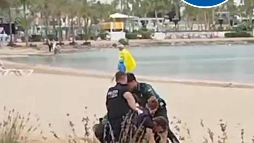 Vídeo de un Un turista desnudo y aparentemente drogado la lía en s'Arenal de Sant Antoni: acaba esposado y en el hospital de Ibiza