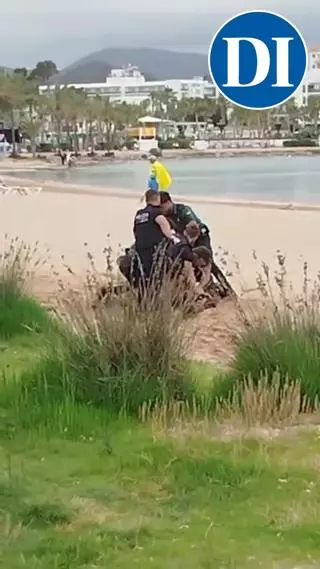 Un turista desnudo y aparentemente drogado la lía en s'Arenal de Sant Antoni: acaba esposado y en el hospital de Ibiza