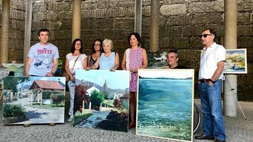 La ganadora, con otros premiados y la alcaldesa de Tomiño. // C. T.