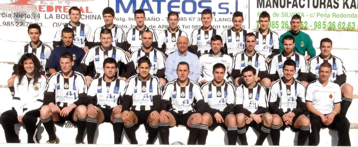 Plantilla del Unión Comercial en el año 2008. Severino Chamizo Sánchez, presidente, en el centro de la imagen en la segunda fila con camisa. | J. F. P.