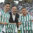 Carlos Albarrán e Isma Ruiz, junto al CEO blanquiverde, Antonio Fernández Monterrubio, celebrando su centenario con el club.