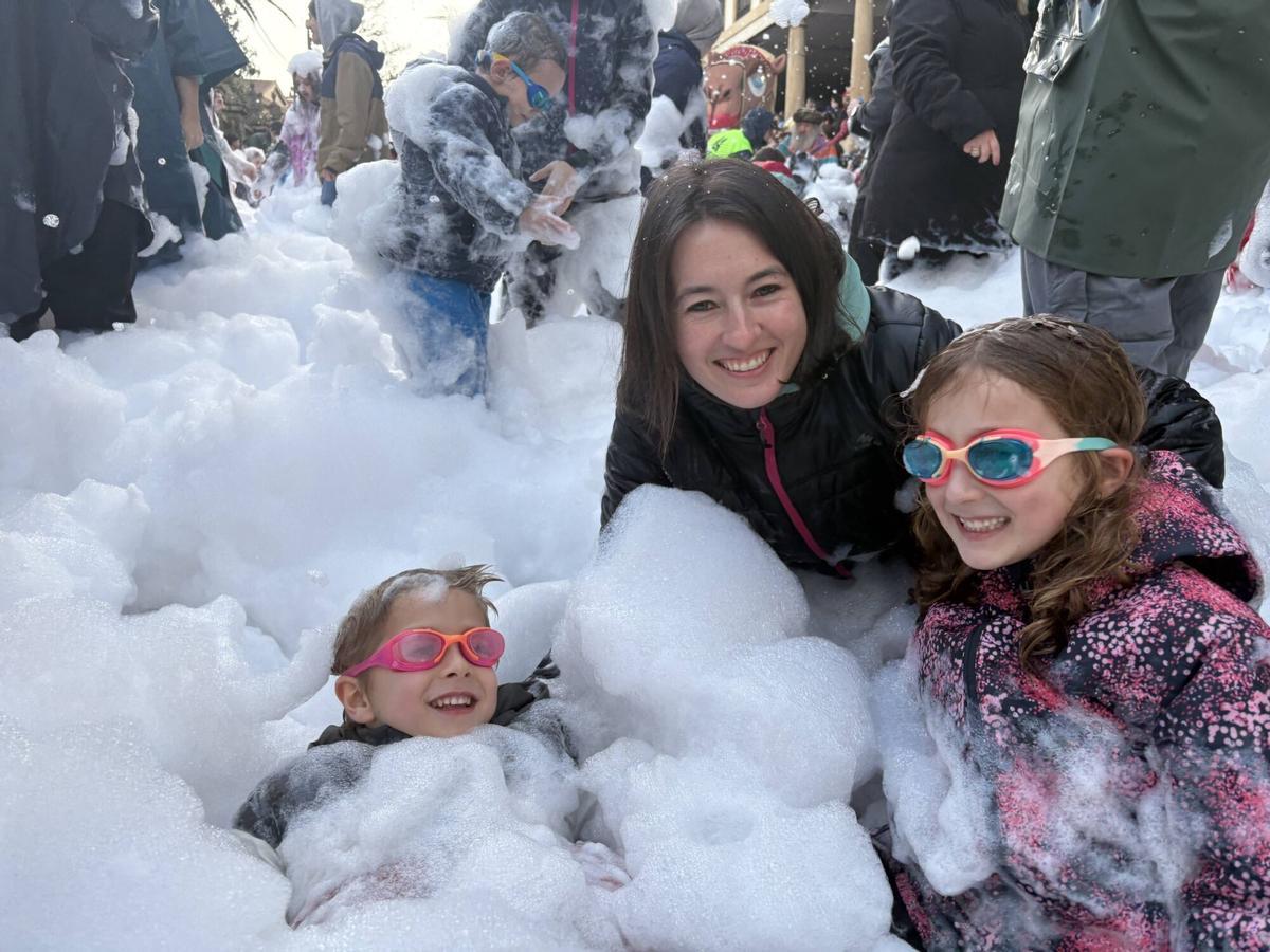 Mateo Bellas, Alba Novoa y Martina Bellas, en la espuma de Galiana.