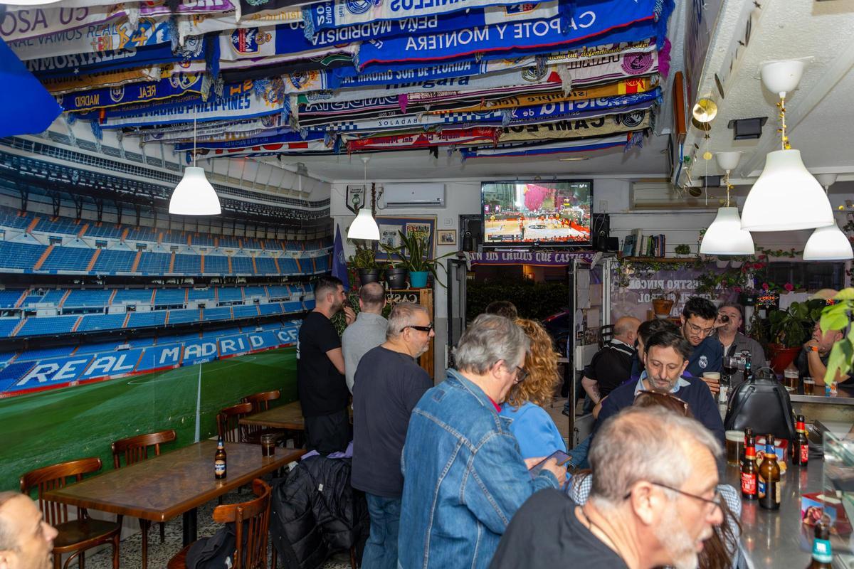 'El Rincón de Toñín' is the headquarters of the Peña Chelle, which will travel to Seville by bus with provisions to spend the day.