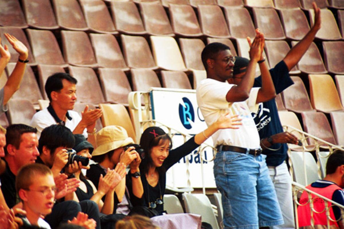 Turistes asseguts a la Monumental, l’agost del 2000.