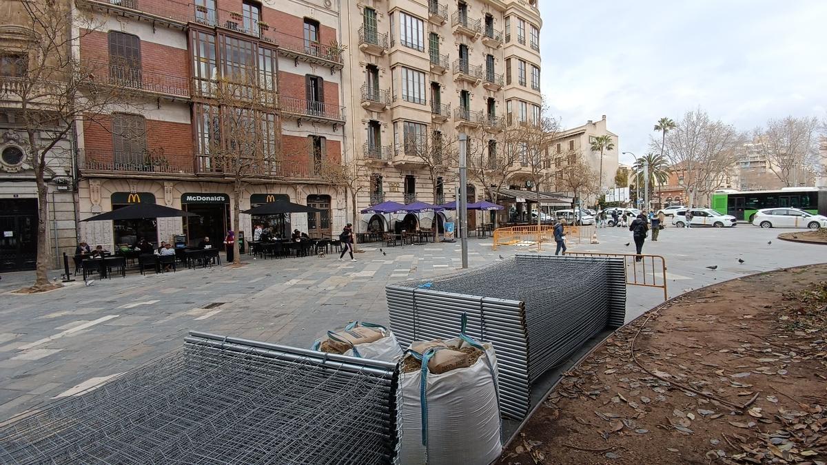 Acopio de vallas en la plaza de España para el cerramiento de la zona de obras.