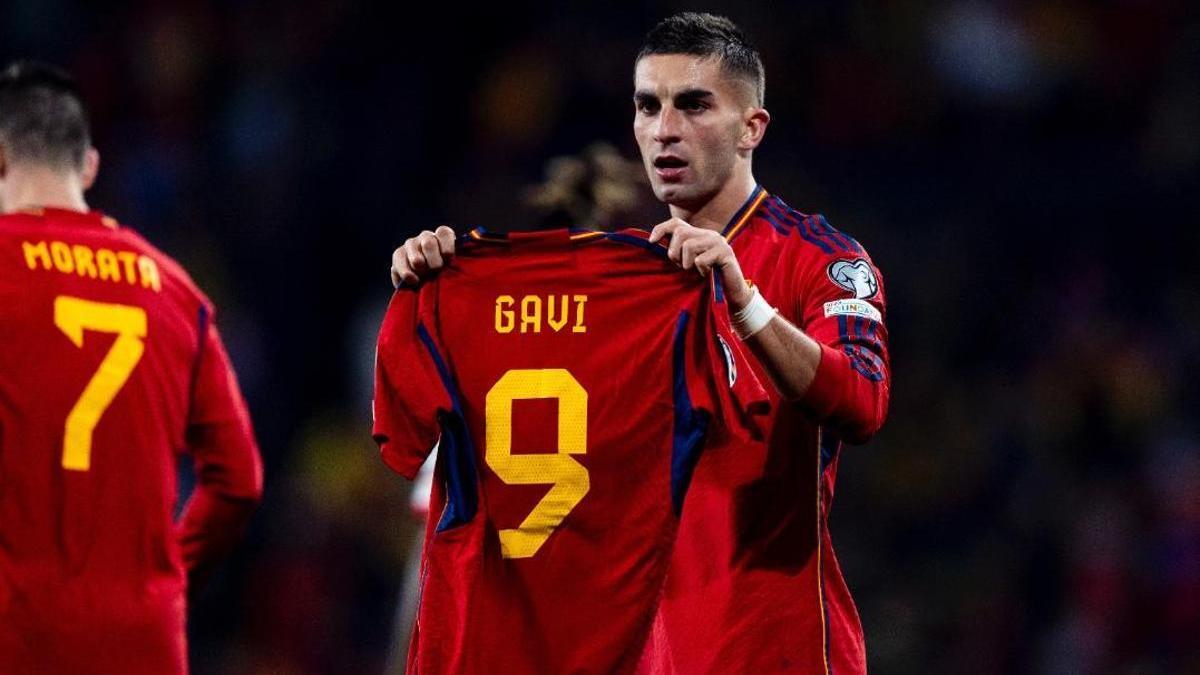 Ferran Torres muestra una camiseta de Gavi tras marcar el segundo gol de España.
