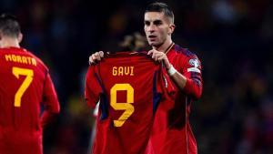 Ferran Torres muestra una camiseta de Gavi tras marcar el segundo gol de España.