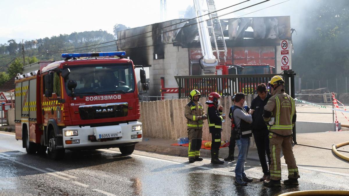 La nave afectada por las llamas servía de garaje a la central eléctrica Sestelo, por lo que se calcinaron varios vehículos.