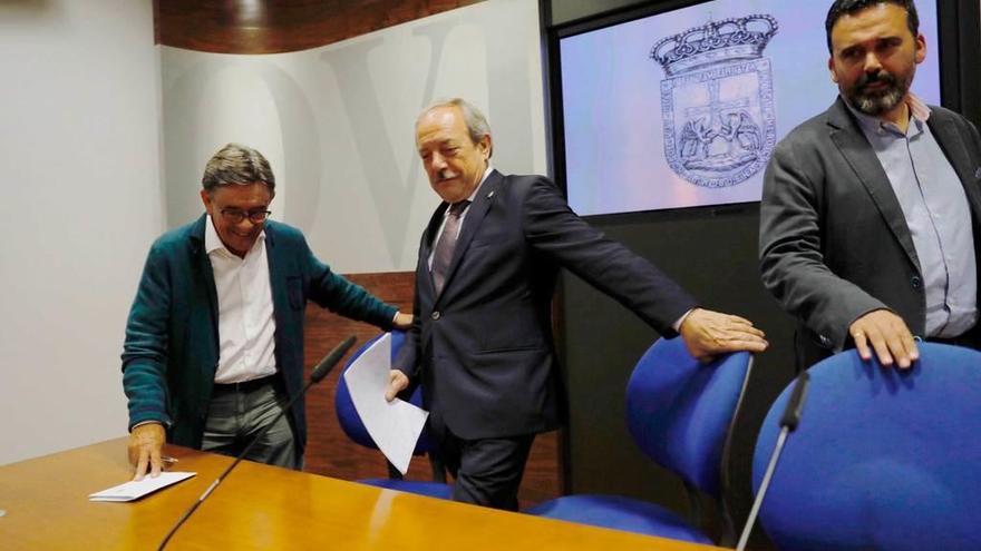 Roberto Sánchez Ramos, Wenceslao López y Ricardo Fernández, antes de su comparecencia de ayer.