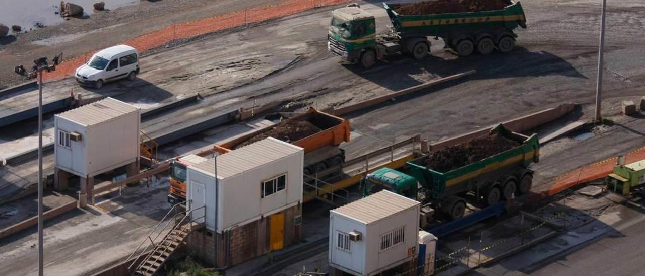 Camiones en las básculas de acceso al Puerto, durante la obra de ampliación de El Musel.