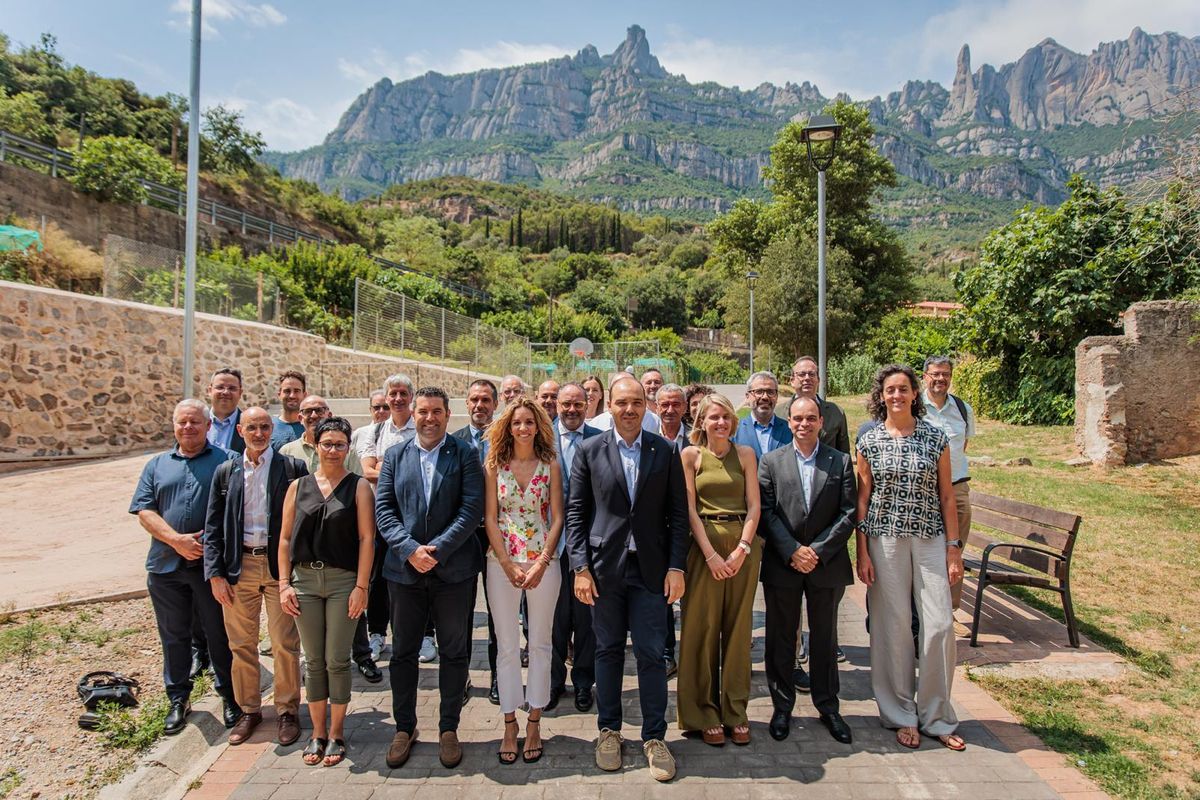 Representantes de la Generalitat, de las operadoras de telecomunicaciones y de la Catalunya local, reunidos para firmar el protocolo para mejorar la conectividad del territorio catalán. Representantes de la Generalitat, de las operadoras de telecomunicaciones y de la Catalunya local, reunidos para firmar el protocolo para mejorar la conectividad del territorio catalán.