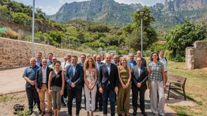 Representantes de la Generalitat, de las operadoras de telecomunicaciones y de la Catalunya local, reunidos para firmar el protocolo para mejorar la conectividad del territorio catalán.