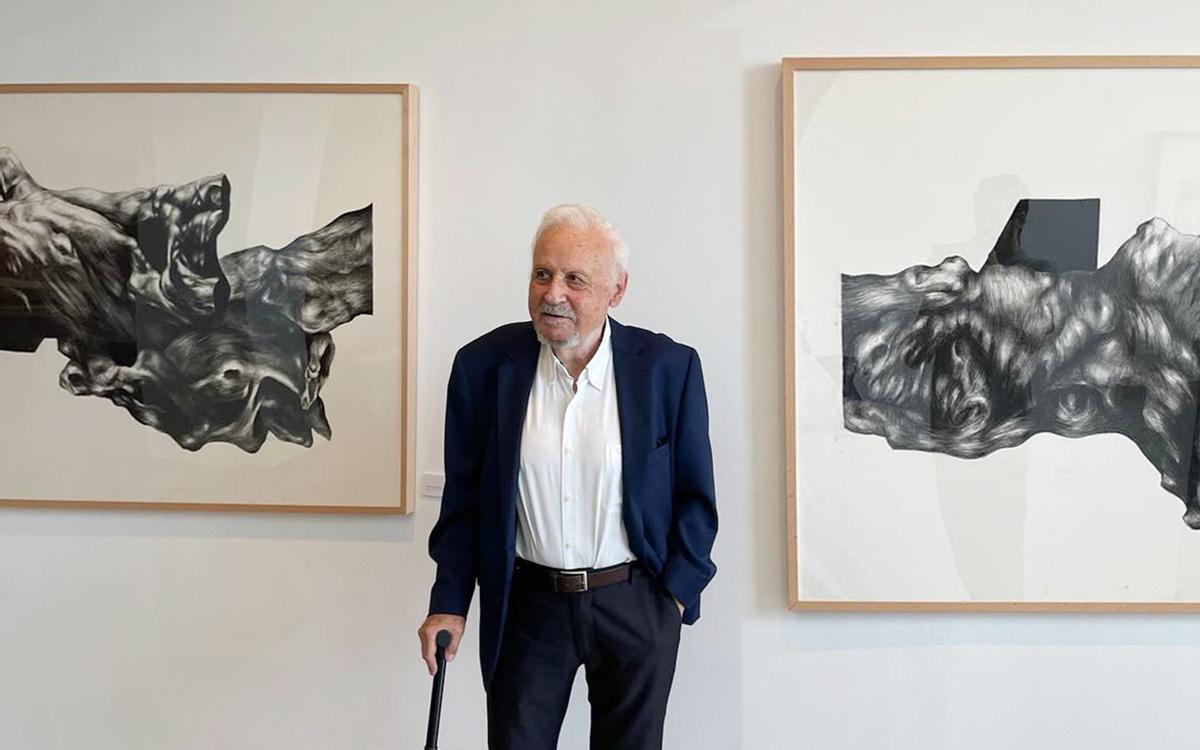 El pintor Pepe AzorÍn, entre dos de sus obras expuestas en el Palau Altea