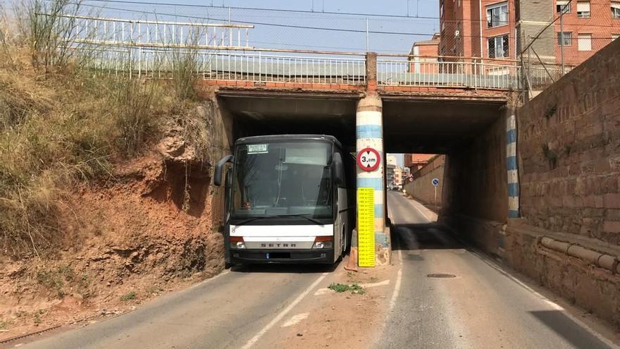 El autobús se ha averiado justo cuando pasaba por el paso subterráneo del camí la Mar.