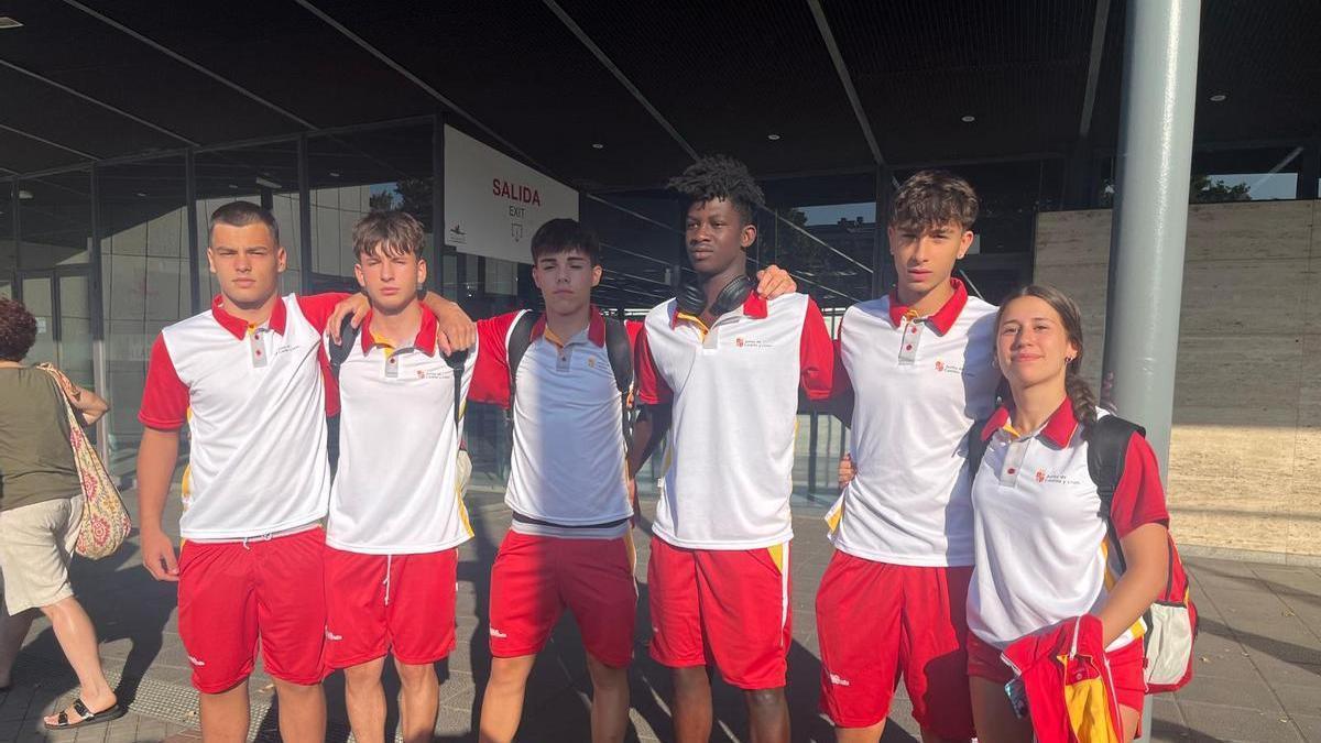 Los seis canteranos del Balonmano Zamora en el CESA de Balonmano Playa con Castilla y León.