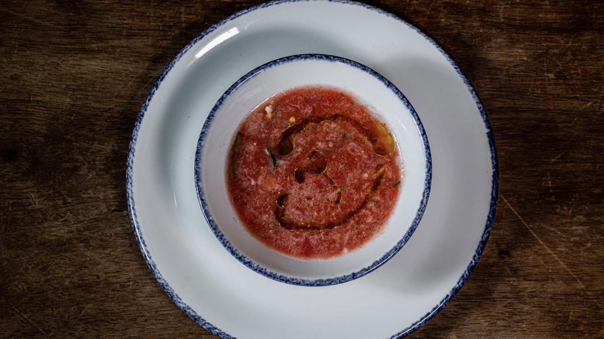 El gazpacho de El Mesón de Fuencarral no pasa por la batidora.