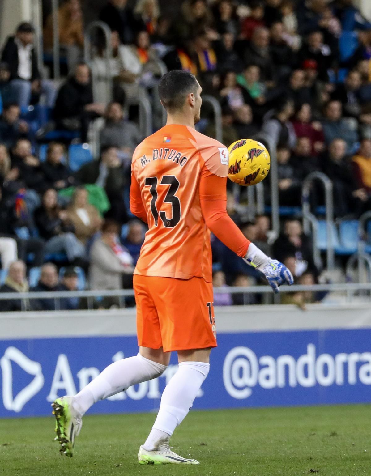 Dituro intenta controla una pelota con el pecho, en el partido frente al Andorra
