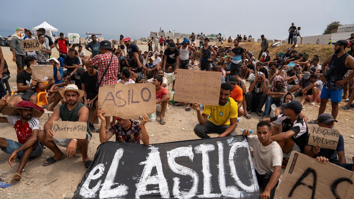 Más de un centenar de inmigrantes de la playa del Trampolín inician una huelga de hambre