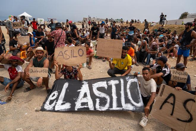 Más de un centenar de inmigrantes de Ceuta inician una huelga de hambre