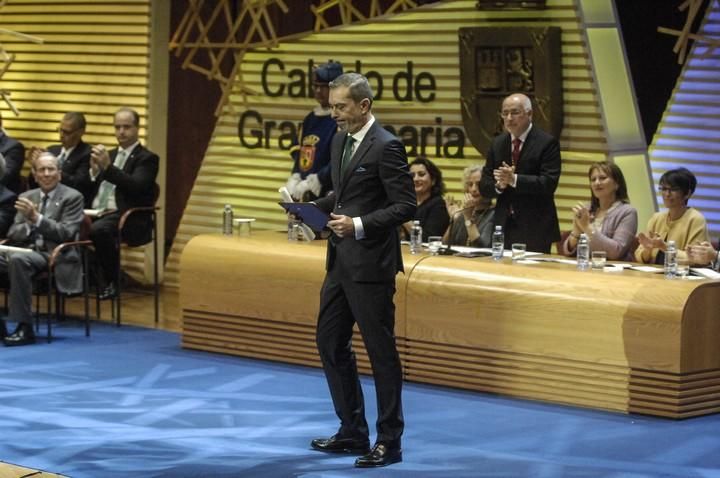 ENTREGA DE HONORES Y DISTINCIONES DEL CABILDO DE ...