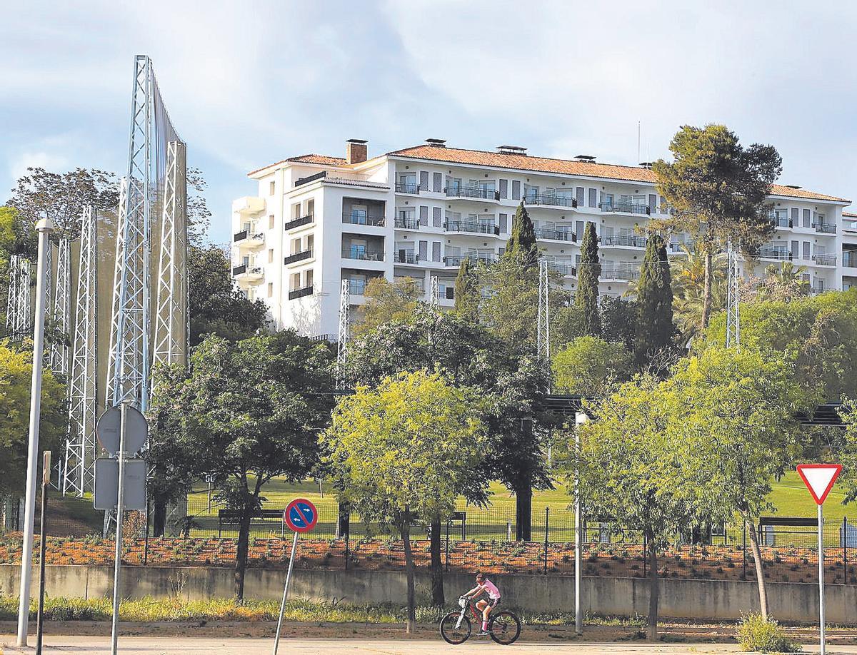 En la actualidad: exterior del parador con una vista parcial del campo de golf en primer término.