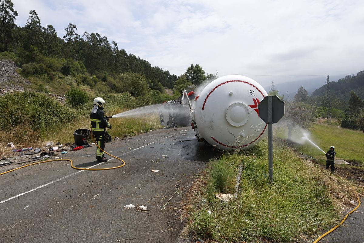 EN IMÁGENES: El espectacular accidente de un camión cisterna con gas en la Autovía del Cantábrico, a la altura de Colunga