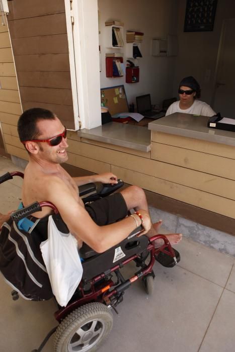 Servicio de baños en la playa de Poniente para personas con discapacidad