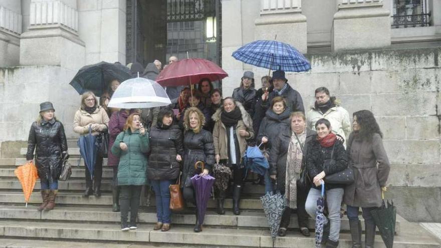 Trabajadores del Chuac, ayer, tras entregar el escrito en la Fiscalía Superior de Galicia. víctor echave