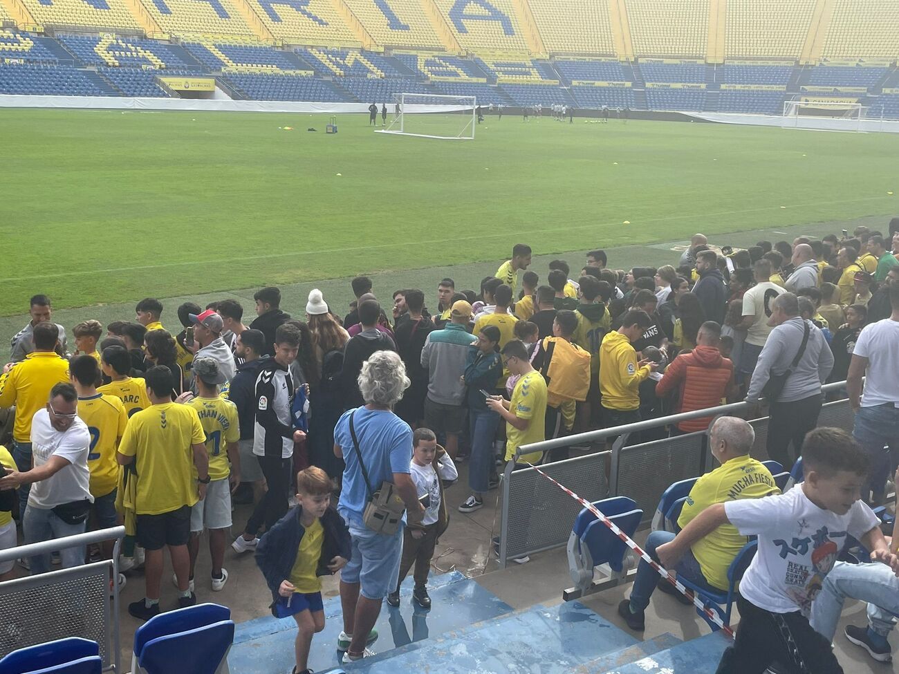 Los aficionados presencian el entrenamiento de la UD Las Palmas