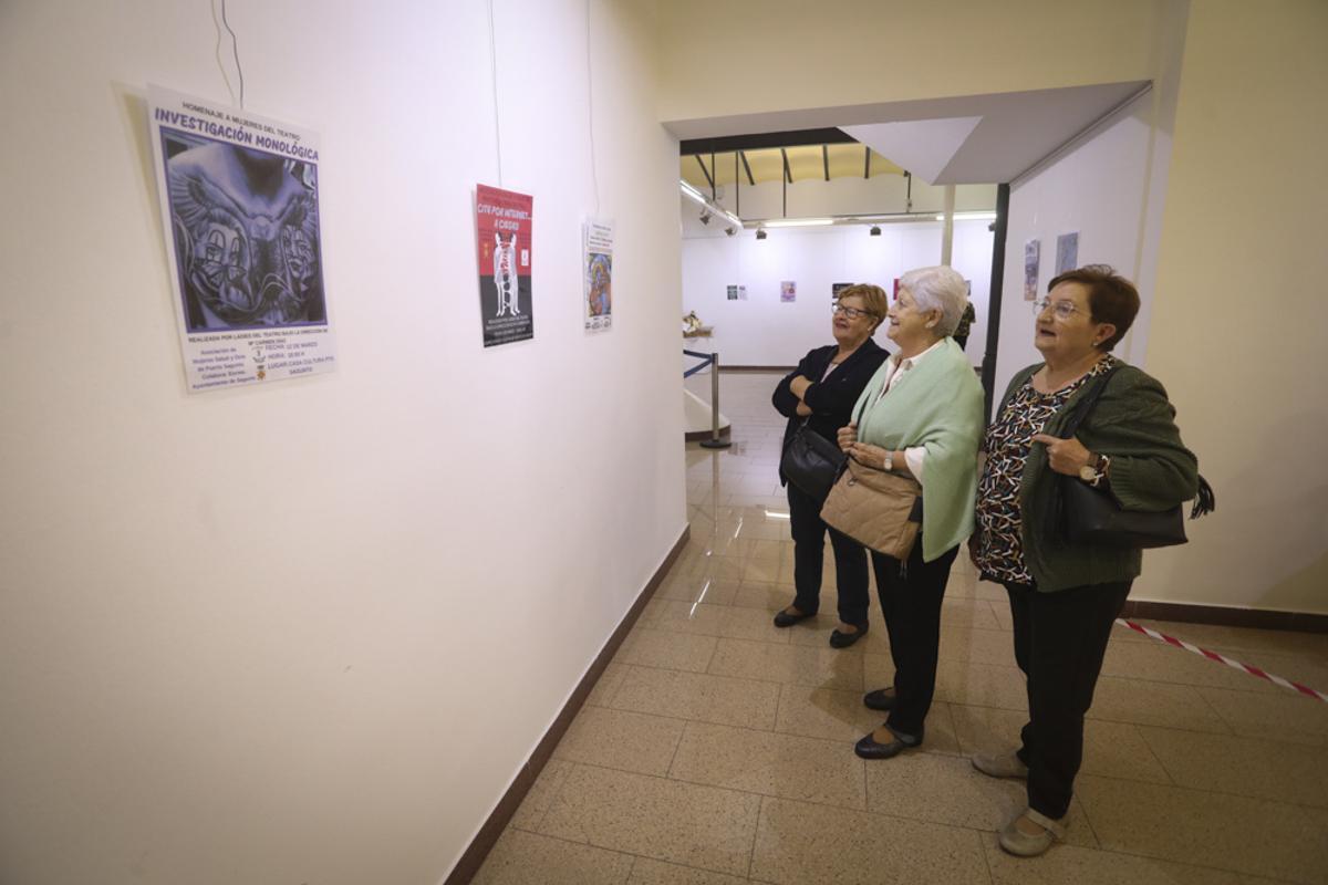 Ladies del Teatro repasan sus 25 años sobre los escenarios con una exposición en Sagunt.