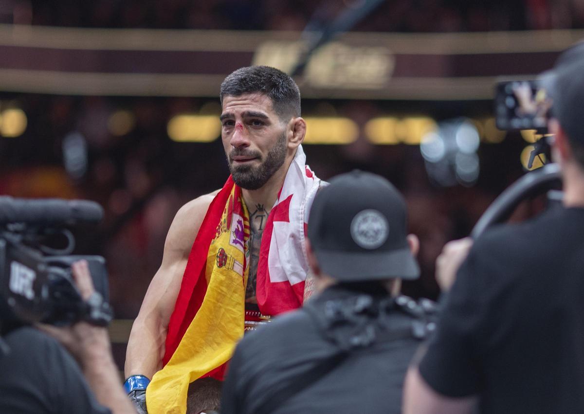 Topuria, campeón mundial de peso pluma tras un KO a Volkanovski en el segundo asalto.