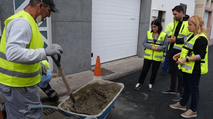 Carolina Darias, Carlos Díaz y Esther Martín hacen seguimiento de los trabajos de asfaltado en la capital.