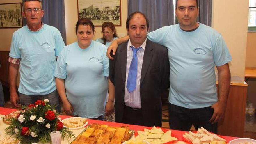 Miembros de la comisión de fiestas, durante el aperitivo dominical.